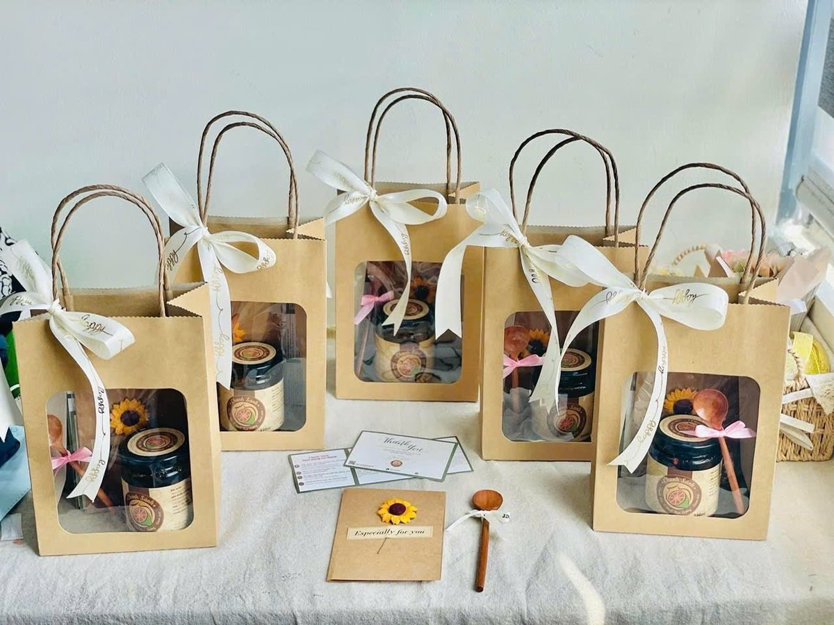 BonnamiGifts's tweet photo. Đúng là mình đang từng bước vượt qua giới hạn của chính mình, bằng việc chuẩn bị cho một thử thách mới trong hành trình kinh doanh: Tự tay làm những set quà xinh xắn. 🎁

Trước đây, được tặng một món quà đẹp thì chỉ thấy vui và thích. Đến khi bắt tay vào làm mới hiểu, để có một set quà chỉn chu cần bao nhiêu thứ: từ chọn phụ kiện, phối màu hoa, thắt nơ… Toàn những công đoạn thủ công tưởng đơn giản mà cũng cần sự khéo léo và tỉ mỉ ghê gớm. 😅

Nhưng mình tin là mình sẽ làm được!

Bởi bên cạnh có leader hướng dẫn tận tình, đồng đội thân thiện luôn sẵn sàng hỗ trợ. Cứ học, cứ làm, chưa đẹp thì làm lại, miễn là không ngại thử sức với những điều mới.

Cùng chờ đón những set quà xinh xắn do chính tay Thủy làm ra nhé! Biết đâu sau mùa quà này, mình lại khám phá thêm một năng khiếu tiềm ẩn nào đó thì sao. 🤭