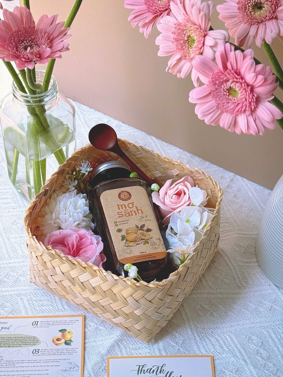 BonnamiGifts's tweet photo. Đúng là mình đang từng bước vượt qua giới hạn của chính mình, bằng việc chuẩn bị cho một thử thách mới trong hành trình kinh doanh: Tự tay làm những set quà xinh xắn. 🎁

Trước đây, được tặng một món quà đẹp thì chỉ thấy vui và thích. Đến khi bắt tay vào làm mới hiểu, để có một set quà chỉn chu cần bao nhiêu thứ: từ chọn phụ kiện, phối màu hoa, thắt nơ… Toàn những công đoạn thủ công tưởng đơn giản mà cũng cần sự khéo léo và tỉ mỉ ghê gớm. 😅

Nhưng mình tin là mình sẽ làm được!

Bởi bên cạnh có leader hướng dẫn tận tình, đồng đội thân thiện luôn sẵn sàng hỗ trợ. Cứ học, cứ làm, chưa đẹp thì làm lại, miễn là không ngại thử sức với những điều mới.

Cùng chờ đón những set quà xinh xắn do chính tay Thủy làm ra nhé! Biết đâu sau mùa quà này, mình lại khám phá thêm một năng khiếu tiềm ẩn nào đó thì sao. 🤭