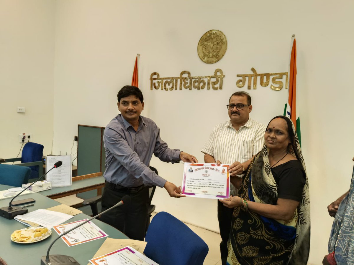 dmgonda2's tweet photo. कलेक्ट्रेटस भागार में अन्तर्राष्ट्रीय वरिष्ठ नागरिक दिवस के अवसर पर कार्यक्रम आयोजित कर मुख्य विकास अधिकारी द्वारा जनपद के वरिष्ठ नागरिकों को प्रशस्ति पत्र एवं अंग वस्त्र देकर सम्मानित किया गया।
#अन्तर्राष्ट्रीय_वरिष्ठ_नागरिक_दिवस
#गोण्डा_उत्तर_प्रदेश https://t.co/V9DXJgUjXs