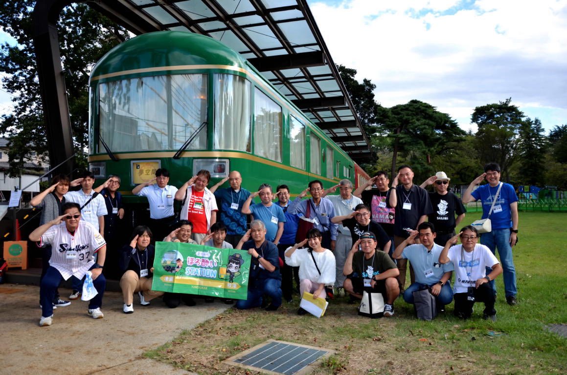 tvinagawa's tweet photo. 「ますみんほろ酔いSTATION２０２６オフ会in KIYOSE 夢空間）」９月２２日（祝・火）は台風２５号が首都圏を去った後、ますみん（豊岡真澄さん）の晴れパワーにより、好天に恵まれて２２名の参加者の皆様と共に「公式夢空間アンバサダーますみんと楽しむ夢空間での至福の時間」と題して豊岡真澄さん（ますみん）とファンの皆様との交流会（オフ会）を盛会で終了いたしました。
首都圏や、遠路関西地区よりご参加いただいた参加者の皆様ありがとうございました。

当日オフ会参加の皆様へ豊岡真澄さん（ますみん）から、先行して発表させていただきましたが、次回のますみんほろ酔いSTATION（オンライン）は本来であれば１１月開催の予定でしたが変則的にクリスマスににあわせて、開催させていただこうということで、クリスマス直前の１２月１８日（金）２１時～特別開催とさせていただくことになりました。参加の皆様もぜひクリスマスコスプレしてのご参加ご予定いただければ幸いです。
２０２７年版の年間パスポートは本日１０月１日（木）～３１日（土）期間限定で、今回から販売枚数も先着順１０名様限定とさせていただき、完売次第終了とさせていただきます。WEB販売方法も少し変更をさせていただくことになりました。詳細は下段をご覧ください。
詳細記事はコチラをご覧ください。
https://t.co/UzSPJJBrwH

#豊岡真澄
#夢空間
#応援鉄プロジェクト
#清瀬市
#ほろ酔い