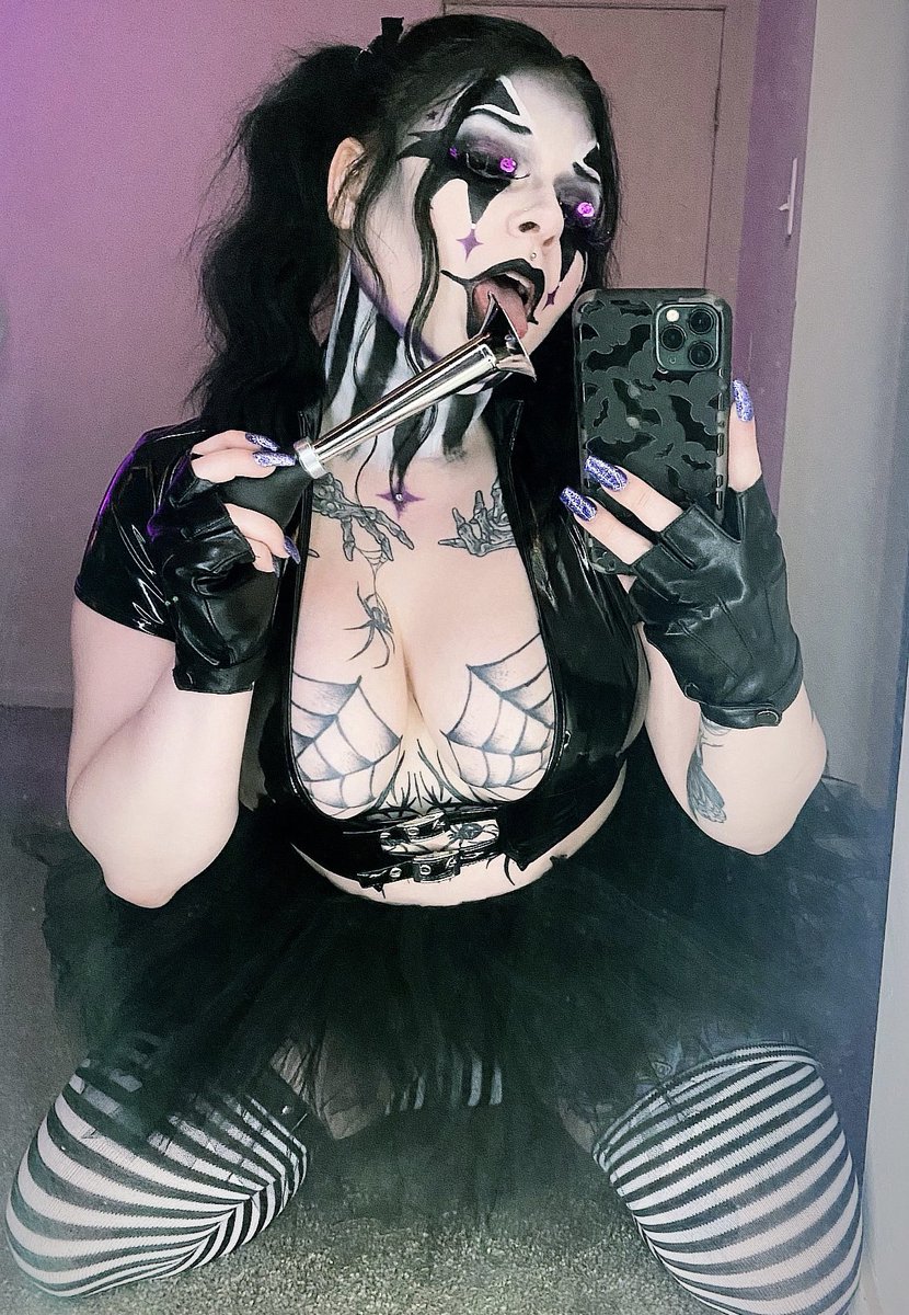 FavGothSloot's tweet photo. happy October 1st from ur fave slutty clown 🤡👻🖤🎃🦇💀 https://t.co/GomEIqVnsS