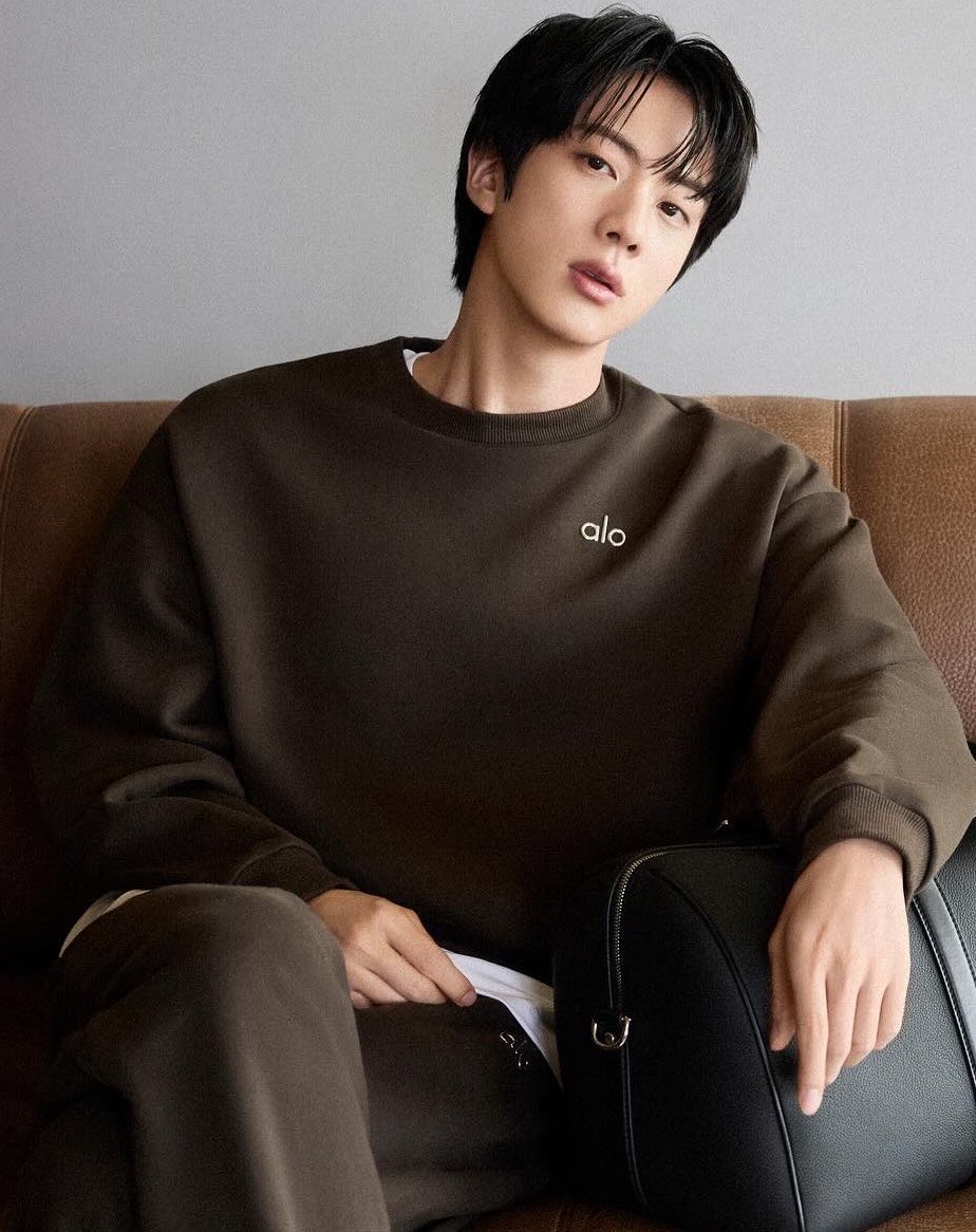 bblackjin's tweet photo. กูให้เลย Alo ไม่เคยทำให้ผิดหวัง ใช้ความหล่อพี่จินได้ถูกต้องมาก แล้วแบรนด์เป็นสไตล์เรียบๆ คลีนๆ แต่พออยู่บนตัวพี่จินคือที่สุดแล้ว แถมพี่จินหล่อมาก ใส่อะไรดูหรูหราไปหมด ฉายา Worldwide Handsome ไม่ได้มาเล่นๆ https://t.co/Y4FcBkUO03