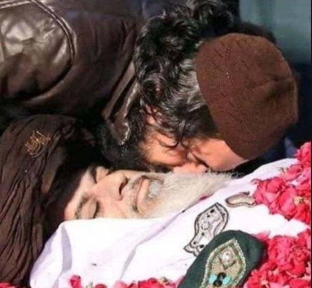 khnjrERAZ72rsm's tweet photo. بچھڑے ہوئے کو ایک زمانہ ہوا مگر
وہ شخص میری آنکھ سے اوجھل نہیں ہُوا 💔

پہلے نومبر ہمارے صدمے کے لیے کافی تھا  

اب اکتوبر بھی اپنے ساتھ ایک نیا صدمہ اور ناختم ہونے والا درد لے آیا ہے😭💔 https://t.co/gV7IkMgGno