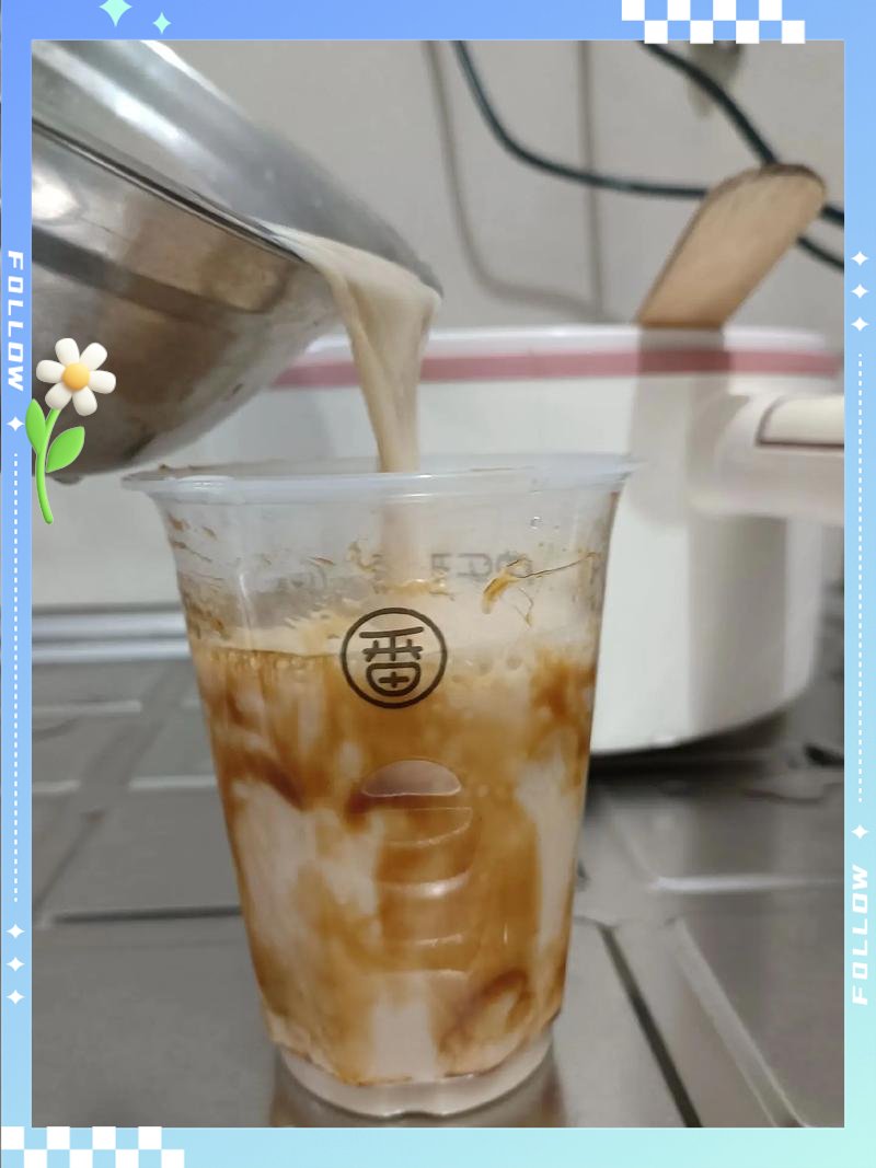 DaisyStonex2bk's tweet photo. Just discovered a hidden gem boba shop in downtown! The brown sugar pearl milk tea with creamy foam is chef’s kiss — warm, sweet, and totally hits the spot after a long day. 10/10 will be back next week! https://t.co/3xCm3sb326