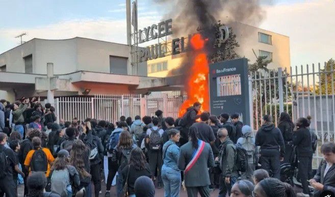 ultimoranet's tweet photo. Francia, proseguono in numerose città gli scontri tra polizia e studenti delle scuole superiori: fermate 625 persone, feriti 119 studenti e membri del personale scolastico. Coinvolti centinaia di istituti. A fuoco alcune facciate. Incendiati cassonetti della spazzatura. Danneggiate anche fermate dei mezzi pubblici. I manifestanti protestano contro orari scolastici troppo pesanti, carenza di insegnanti, classi sovraffollate e altre criticità del sistema educativo nazionale