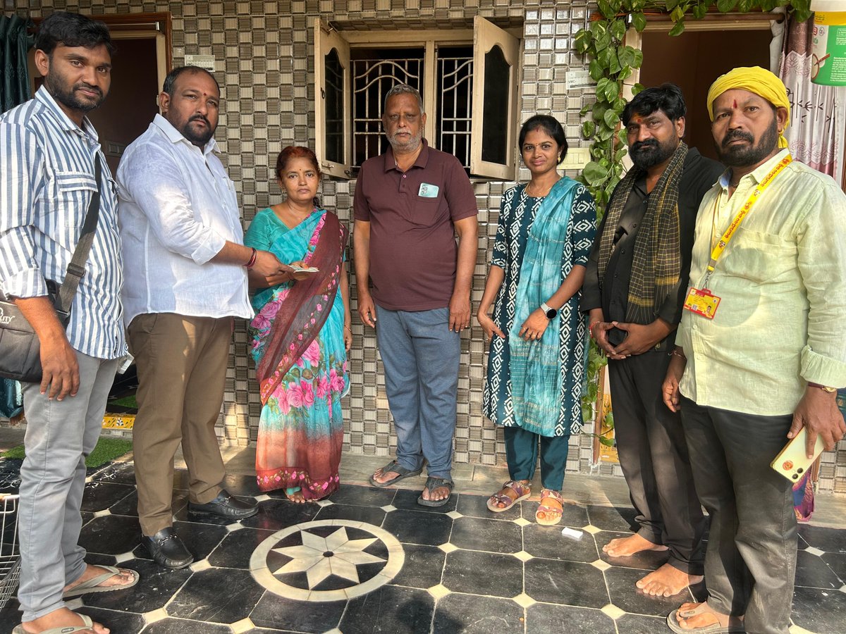 RRRTDP's tweet photo. ఈరోజు విజయవాడ సెంట్రల్ నియోజకవర్గం 30 డివిజన్లో ఎన్టీఆర్ భరోసా పెన్షన్ల పంపిణీ కార్యక్రమంలో పాల్గొన్న  AP BOCWA చైర్మన్ శ్రీ గొట్టుముక్కల రఘురామరాజు గారు..

#NTRBharosa #NTRBharosaPension #gottumukkalaraghuramaraju https://t.co/YKqSmjERuW