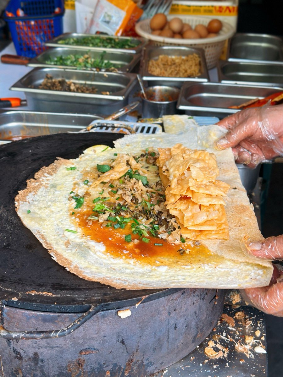 DavidWardcl3y's tweet photo. Crunchy fried pancake stuffed with spicy minced pork—your go-to quick street snack that hits the spot every single time! https://t.co/C2cZIH18Pe