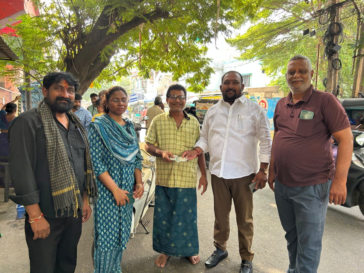 RRRTDP's tweet photo. ఈరోజు విజయవాడ సెంట్రల్ నియోజకవర్గం 30 డివిజన్లో ఎన్టీఆర్ భరోసా పెన్షన్ల పంపిణీ కార్యక్రమంలో పాల్గొన్న  AP BOCWA చైర్మన్ శ్రీ గొట్టుముక్కల రఘురామరాజు గారు..

#NTRBharosa #NTRBharosaPension #gottumukkalaraghuramaraju https://t.co/YKqSmjERuW