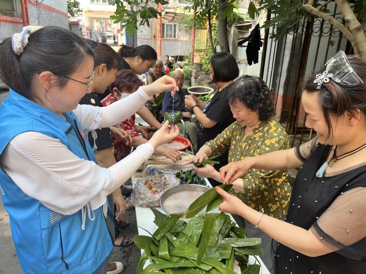 ElizabethA5kfc's tweet photo. Join our campus volunteering club this weekend! We’ll clean up the community park, serve homemade snacks for volunteers, and share warm stories afterward. Come make a difference and meet new friends—sign up via the link in bio! https://t.co/DndV4EPsJx