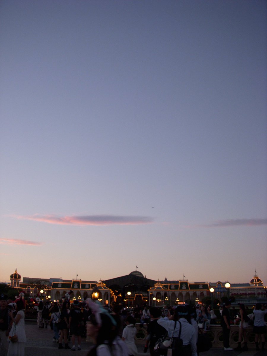 04__s_tr's tweet photo. 夕方のディズニーが1番綺麗 https://t.co/y073NNTqY9
