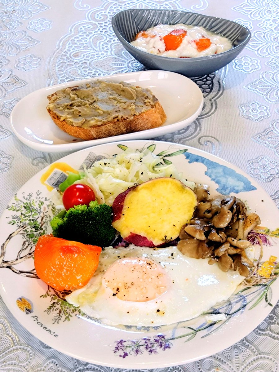 JJ9014meal's tweet photo. ☀朝ごパン☀
柿のヨーグルトと栗のスプレッド
秋〜🍁

#おうちごはん
#おうちモーニング https://t.co/u4UNlmuL9p