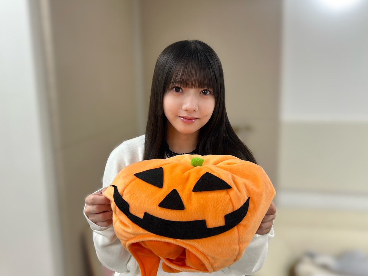 nogizaka46's tweet photo. 本日10月1日(木)19:00頃～、 
#SHOWROOM 「#のぎおび」に
#海邉朱莉 が出演します🎃

皆さま、ぜひご覧ください🦇✨

https://t.co/LEXqyM5Ilg

#乃木坂46 https://t.co/qqIoYeWVjQ