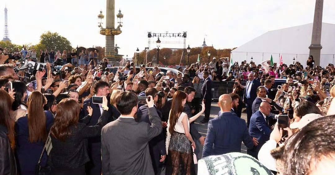wonyoung2620771's tweet photo. Almost all the cameras around her are facing her. wonyoung is so popular. https://t.co/dHfjyqf5le