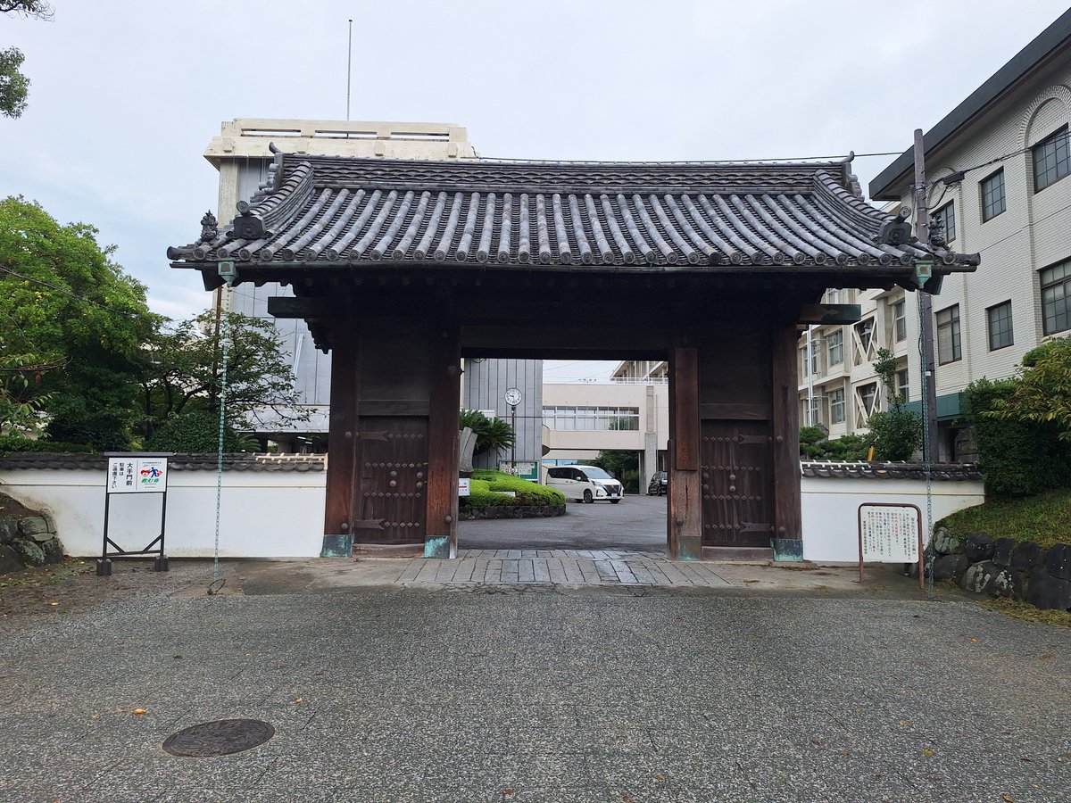 hide08277197's tweet photo. 西条陣屋
＊愛媛県西条市＊
内部は西条高校なので入れません
移築門、追手門、堀がみれたので十分です https://t.co/OKTgik7K0W