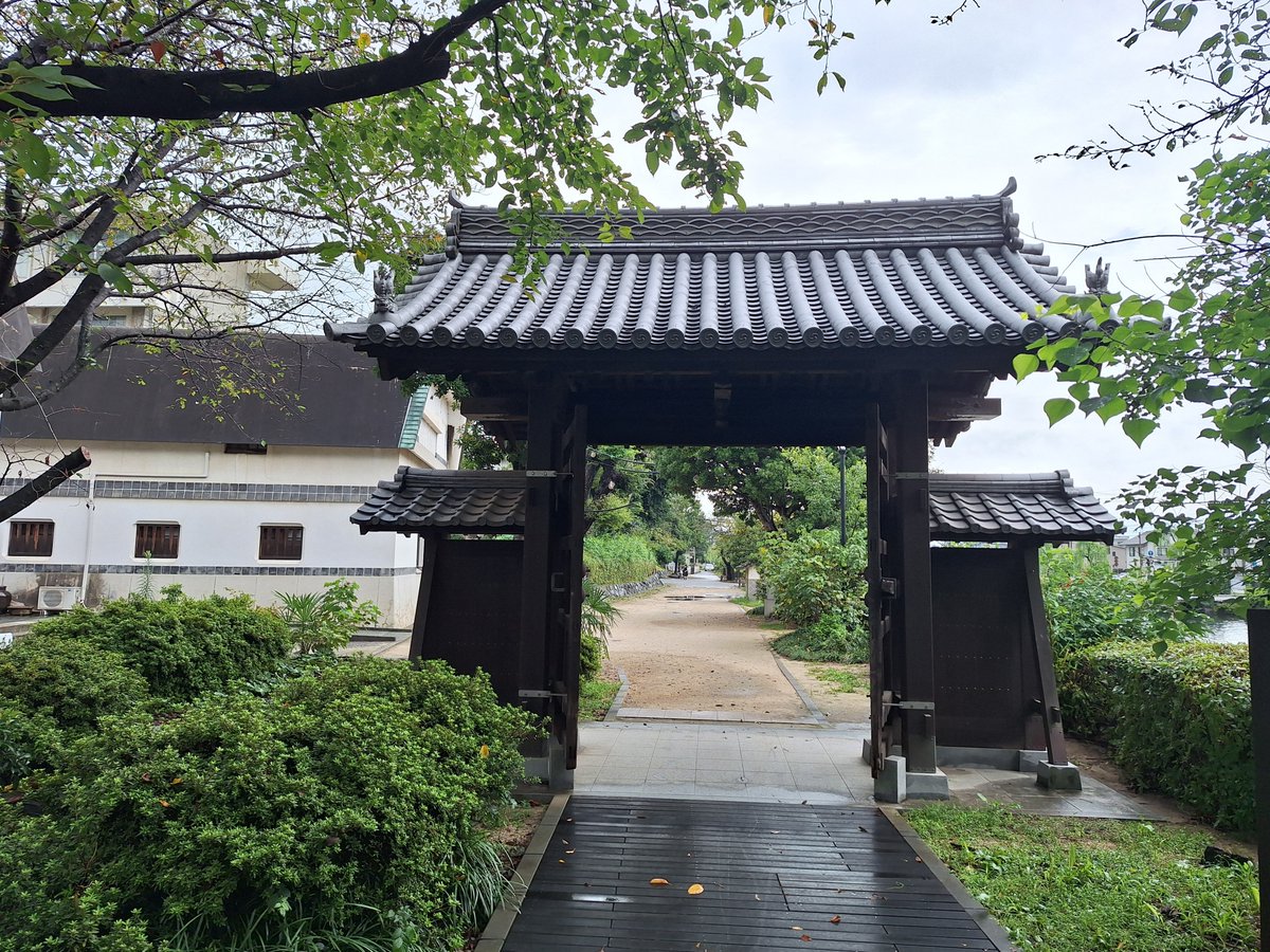 hide08277197's tweet photo. 西条陣屋
＊愛媛県西条市＊
内部は西条高校なので入れません
移築門、追手門、堀がみれたので十分です https://t.co/OKTgik7K0W