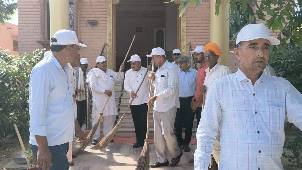 DMDeedwanaKucha's tweet photo. #विकसित_भारत_जन_सेवा_अभियान
#डीडवाना_कुचामन
विकसित भारत जन सेवा अभियान के तहत राष्ट्रव्यापी श्रमदान कार्यक्रम "एक दिन एक घंटा एक साथ" के तहत जिले के प्रशासनिक अधिकारियों के द्वारा वीर तेजा मंदिर एवं मेला मैदान में स्वच्छता एवं श्रमदान किया गया |
@DIPRRajasthan
@RajCMO
#vbjsa https://t.co/YfgeKRUiZ5