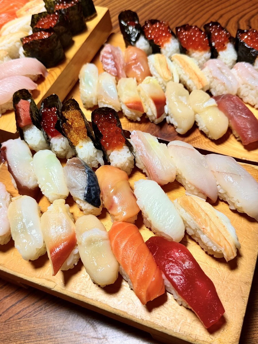 02rsTSSEPwDGSpu's tweet photo. 函館で寿司食べ放題付きの民宿 桜庭に泊まってきた🍣

なんと1泊3食付きで、消費税＋宿泊税 全部込みで1人9,990円😳
しかも祝日も同じ料金👏

夜は寿司食べ放題だし酒もセルフサービスで飲み放題👍

さらにドリンクや酒の持ち込みまでOK🍺

夕食はお店のメニュー1500円分か寿司食い放題か選べるんだけど、やっぱ寿司っしょ🍣

お寿司は注文票に食べたいネタと数量を書いて注文するスタイル🍣

注文後、カウンターで一貫一貫握って作る本格派🍣

マグロ、穴子、ホタテ、ほっき、つぶ、えび、かに、いくら、赤貝など種類も豊富👏
いくらやカニまで食べ放題なのすごくね？

定番メニューのほかに、その日限定のネタもあって、この日はヒラメ、タイ、ブリ、マツカワ🐟

脂のったブリと高級魚のマツカワガレイ食いまくってきたわ🐟
　
お願いしたらお寿司の炙りにも対応してくれたよ🔥

寿司以外にもラーメン、そば、うどん、ソーメンまで注文できるから最後は〆ラーメン🍜

翌朝は朝食もしっかり付いて、昼飯用にいなり寿司も持たせてもらえた👏
これで9,990円はすげぇ🍣

風呂は宿泊中はいつでも入れるしwifiも通ってて民宿なめてたわ😇

ちなみにチェックインまで時間があったから、近くにある「志苔館跡」にも寄ってみた🚗

誰もいなくてめっちゃ静かだったけど、ここから函館山と海が見えて景色最高🌊
宿と一緒に寄るのもあり👍

本館の隣に別館もあって、予約やお問い合わせは電話のみ☎️

みんなも行ってみてね🍣

⭐️ 民宿さくらば ⭐️

住所：北海道函館市古川町317-14

チェックイン：17:00〜

チェックアウト：10:00

TEL：0138-58-2251

予約：電話受付
※DMでの予約不可

駐車場：あり

#函館旅行 #函館宿泊 #函館グルメ #函館寿司 #北海道旅行