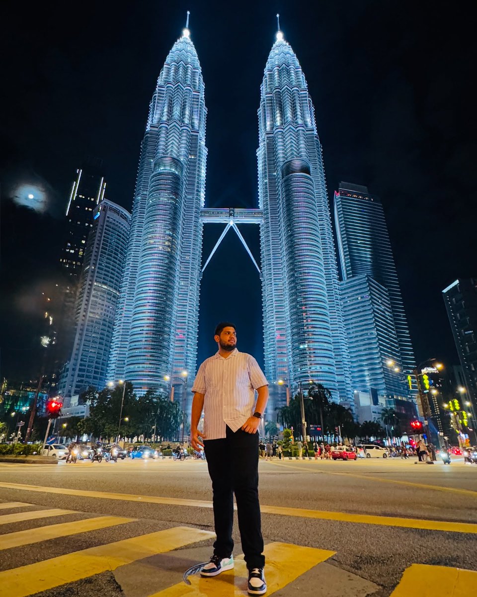 denanafarias's tweet photo. Living life with a view that speaks for itself. 🌃✨

#KualaLumpur #skylinedreams #KualaLumpur #KLCC #PetronasTowers #VisitMalaysia #KLNights #MalaysiaBoleh #KLViews #MyMalaysia #ExploreKL #malaysiatrulyasia #TravelGoals #CityLights #SkylineViews https://t.co/3kkOoY3w2O