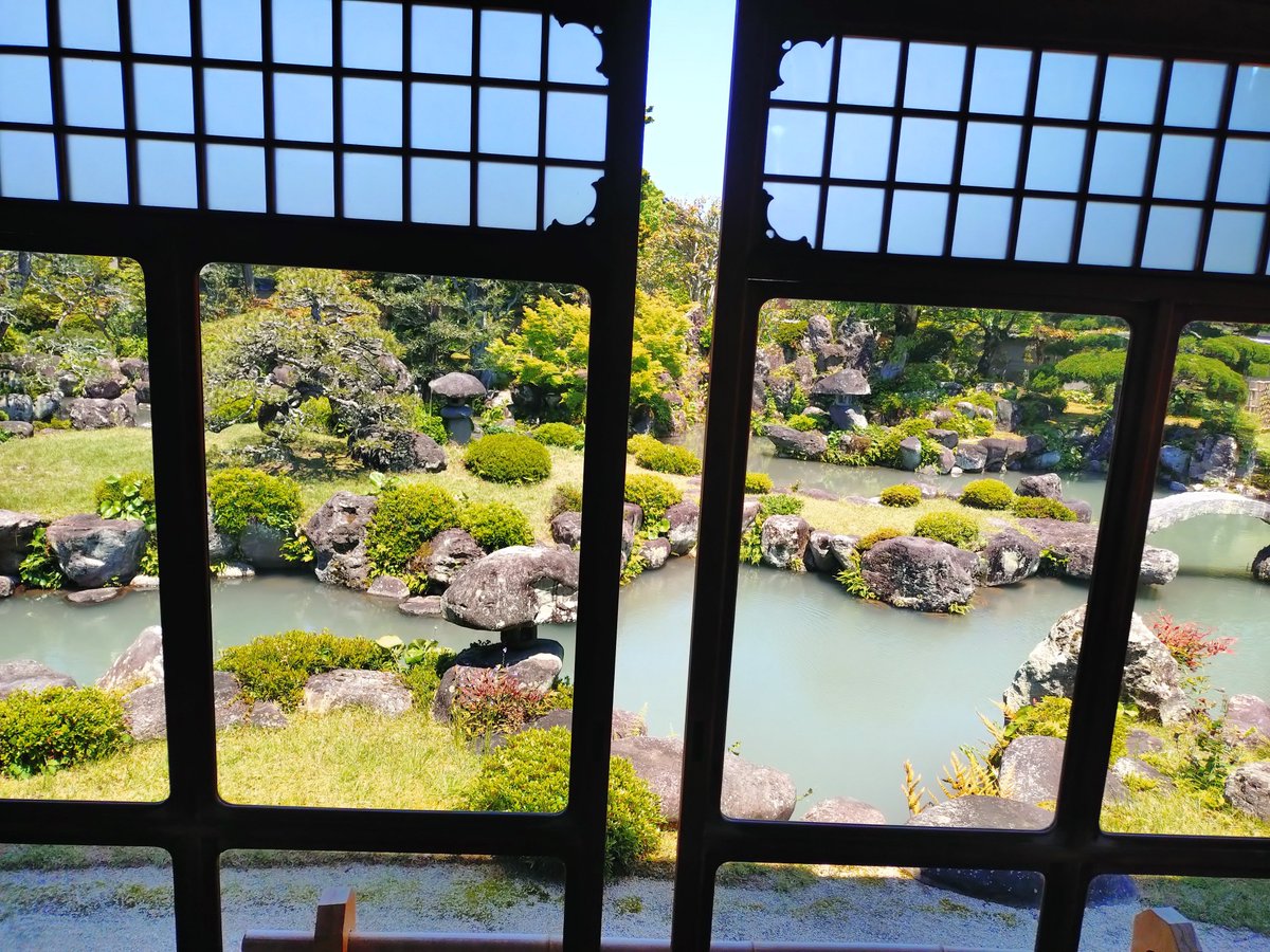travelliveing's tweet photo. 築城で下車
バスに乗換と思ったら…
まさかの日曜運休純粋に調べが甘い
しょうがないのでタクシー
旧藏内邸へ
炭坑等を経営してたここ豪邸であり
かなり多くの部屋があり全ての部屋から庭園を見る事ができる
池の水が白いがそれは農業用水を引いていて農繁期であるから…
#飛ばされがちな京築巡りの旅 https://t.co/HvWmxv8kHA
