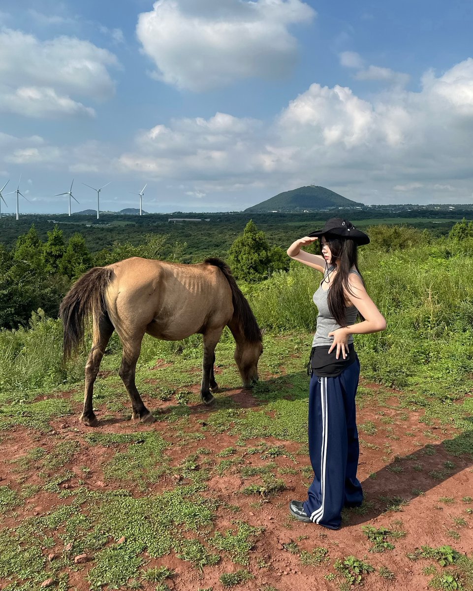 JustaPake's tweet photo. 呼吸の仕方を忘れるくらい、自分の殻に閉じこもっていたい夜があるんだね。誰がこの虚無を埋められるというの ☁️ https://t.co/ZSKs8JZAt2