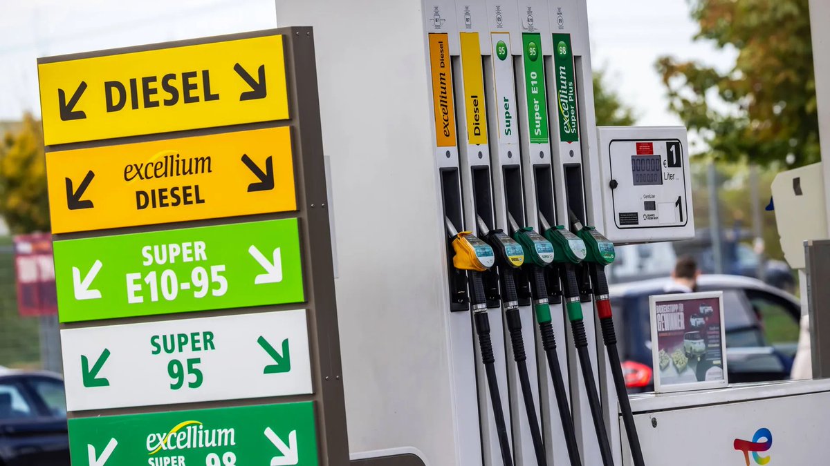 erica50pl4's tweet photo. ⚡Tanken wird günstiger: Ab 1. Oktober soll der Tankrabatt gelten. Die Energiesteuer sinkt um 14 Cent, an der Zapfsäule sind es bis zu 17 Cent weniger pro Liter. Gilt bis Jahresende, Kosten: rund 2,5 Mrd. Euro. Im Januar soll ein Spritpreisdeckel folgen. https://t.co/EuDOZEOBFZ