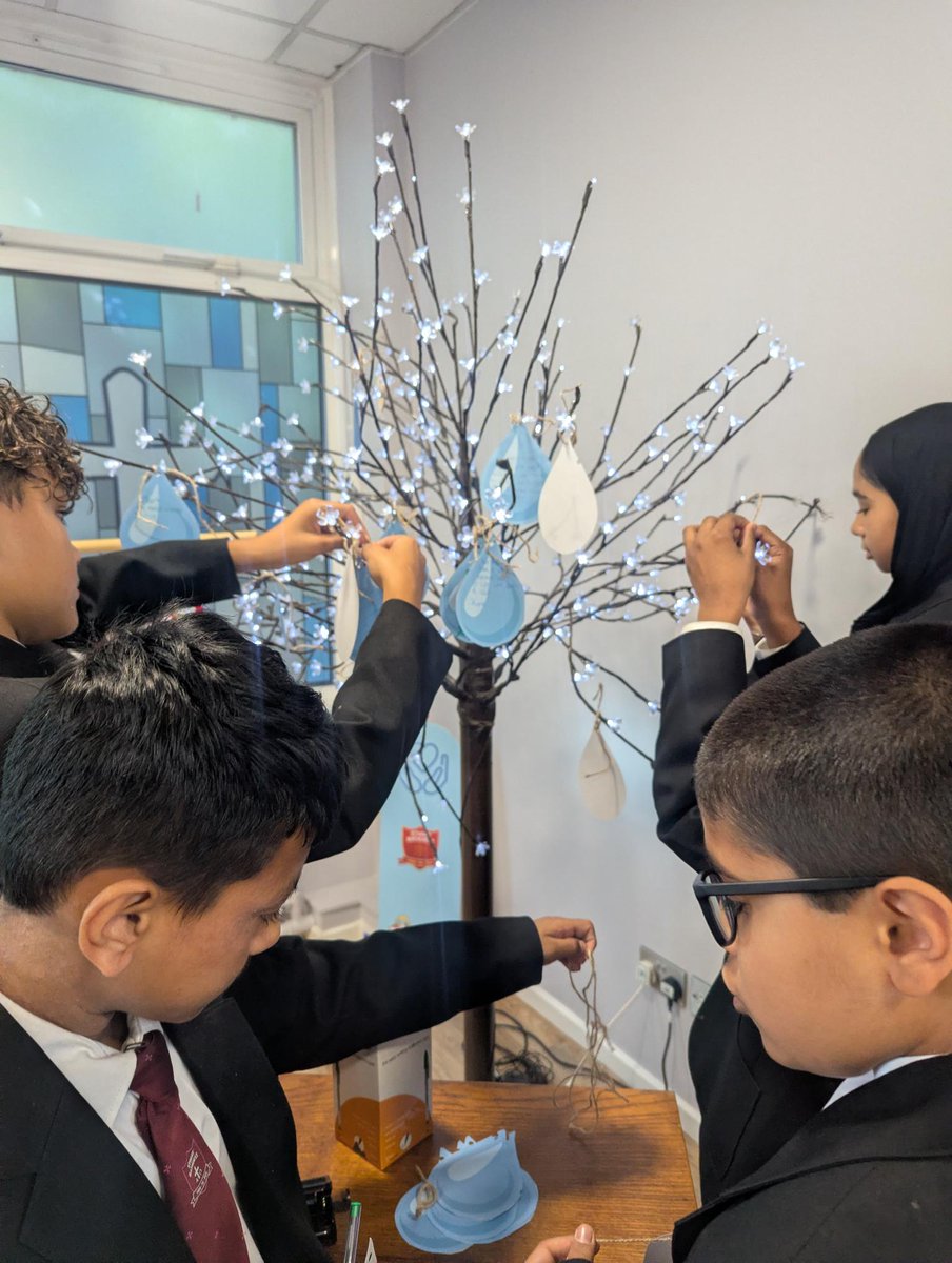 stuartbathurst's tweet photo. Celebrating the Feast of St Thérèse of Lisieux today during #LittleWayWeek! Year 7 have been taking part in activities inspired by her and reflecting on the #SeasonOfCreation theme of Living Water. Small acts of love can make a big difference! 
St Thérèse, Pray for Us! https://t.co/fv0eiBwEX8