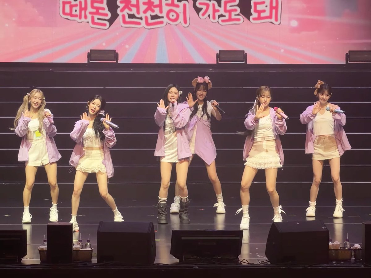 memorobot_stayc's tweet photo. Six months after the time of that quote, 71% of "SO WHAT" listeners are female, and 38% are in their twenties. It boasts the highest proportion of female listeners among all of STAYC's songs—even despite the stereotype that women are the ones who love the "girl crush" concept.
https://t.co/qTzsOgLM90