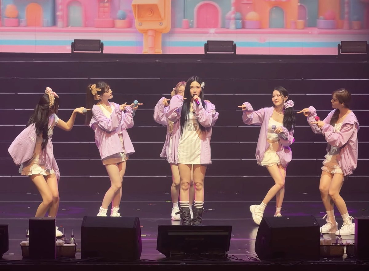 memorobot_stayc's tweet photo. Six months after the time of that quote, 71% of "SO WHAT" listeners are female, and 38% are in their twenties. It boasts the highest proportion of female listeners among all of STAYC's songs—even despite the stereotype that women are the ones who love the "girl crush" concept.
https://t.co/qTzsOgLM90
