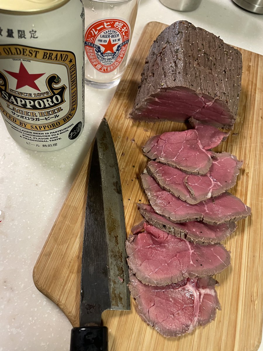 kacchan120's tweet photo. お誕生日なので塊ローストビーフ食らう🥩🍺 https://t.co/ulxLhKkUob