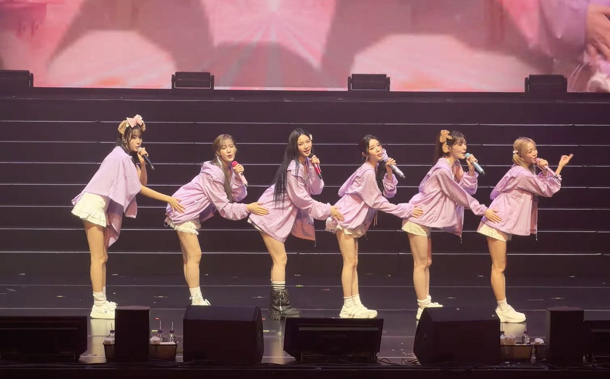 memorobot_stayc's tweet photo. Six months after the time of that quote, 71% of "SO WHAT" listeners are female, and 38% are in their twenties. It boasts the highest proportion of female listeners among all of STAYC's songs—even despite the stereotype that women are the ones who love the "girl crush" concept.
https://t.co/qTzsOgLM90