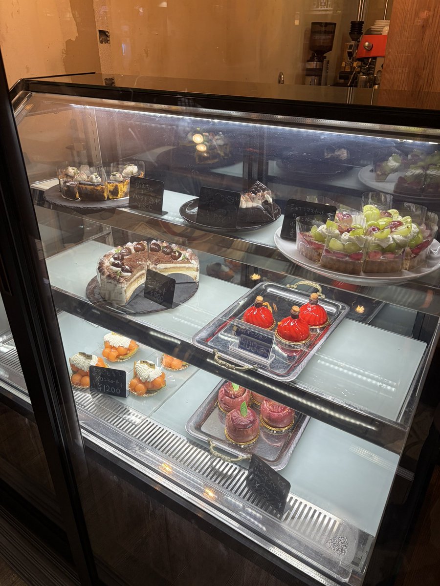 milk_ena's tweet photo. 本日のケーキです🎀

おひさしぶりなメロンショートがあります🍈お席空いております✨

ご来店お待ちしております🌟
 #milkcafe https://t.co/T5B1bU6lFQ