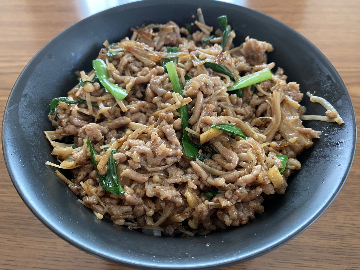 yamatontakeru's tweet photo. またまた今日のお昼ご飯の投稿忘れてた～💦

どんぶり弁当生活272日目‼️
今日は、豚挽肉とえのきとニラのオイスターソース炒め丼🎵

#料理好きな人と繋がりたい 
#お弁当 https://t.co/awdFeu4VYB