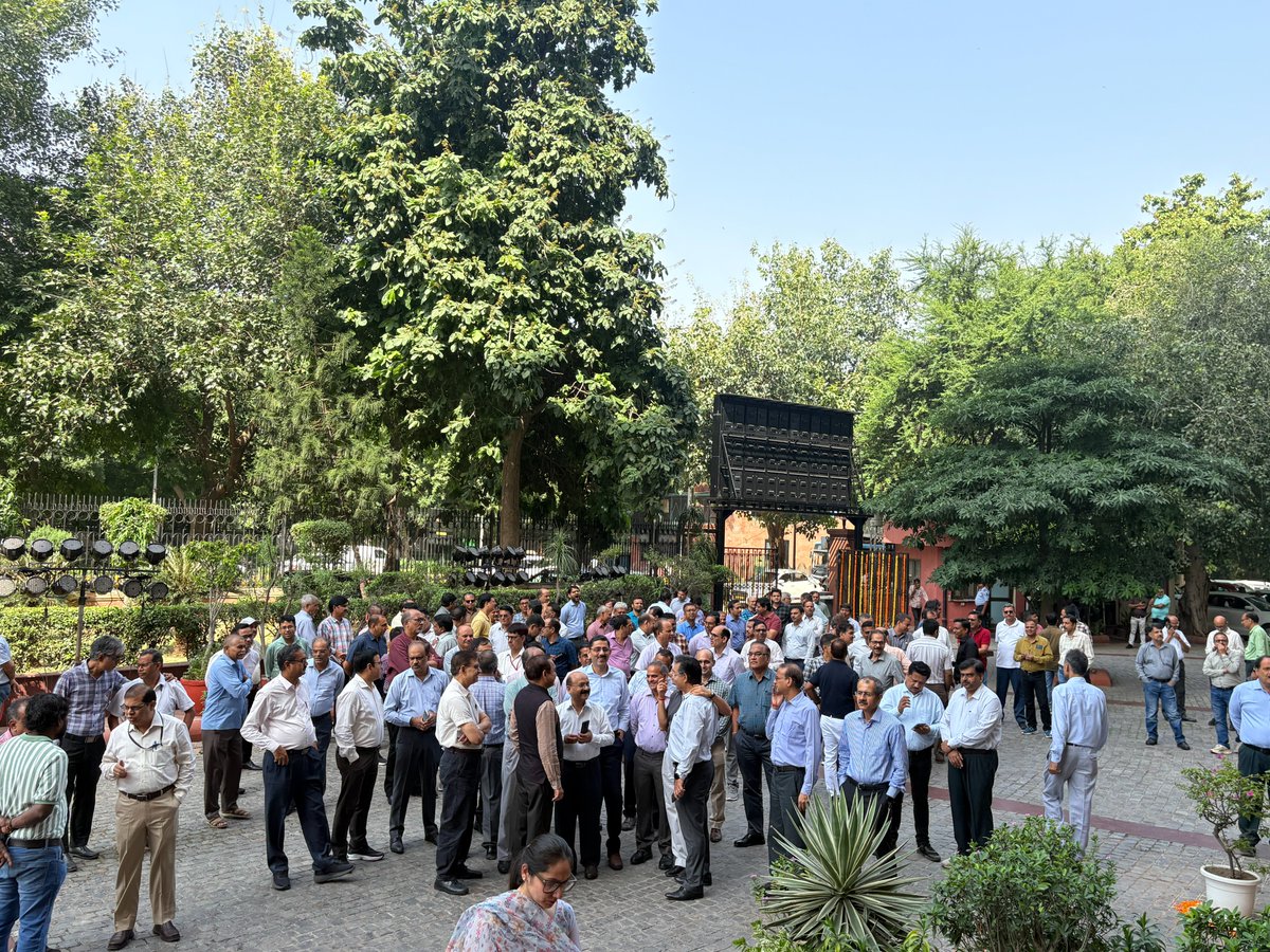 BSNLCorporate's tweet photo. Celebrating 26 Years of BSNL — Connecting India, Empowering Tomorrow.

From connecting millions of lives to building the digital backbone of a stronger, more connected India, BSNL’s journey is a story of trust, resilience and transformation.

As we celebrate 26 glorious years of BSNL, we honour the legacy that brought India closer and look ahead to a future powered by innovation, indigenous technology and next-generation connectivity.

26 Years. One Legacy. A Connected India

#BSNLDay #BSNL26Years #26YearsOfBSNL #ConnectingIndia #DigitalIndia #BSNL #Telecom #ConnectedIndia #ProudlyBSNL @CMDBSNL