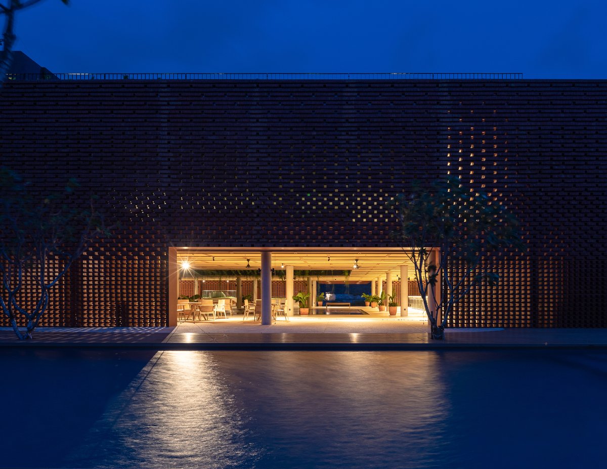 Architizer's tweet photo. #ProjectOfTheDay: Wyndham Clubhouse by MIA Design Studio
Inspired by the lantern, Wyndham Clubhouse shifts from a shaded, naturally ventilated retreat by day to a glowing landmark after dark. A central courtyard and locally crafted brickwork anchor the clubhouse in Phu Quoc’s tropical setting.
📍Phu Quoc, Vietnam
Details: https://t.co/1L2pMewskI