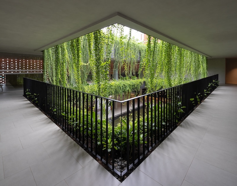 Architizer's tweet photo. #ProjectOfTheDay: Wyndham Clubhouse by MIA Design Studio
Inspired by the lantern, Wyndham Clubhouse shifts from a shaded, naturally ventilated retreat by day to a glowing landmark after dark. A central courtyard and locally crafted brickwork anchor the clubhouse in Phu Quoc’s tropical setting.
📍Phu Quoc, Vietnam
Details: https://t.co/1L2pMewskI