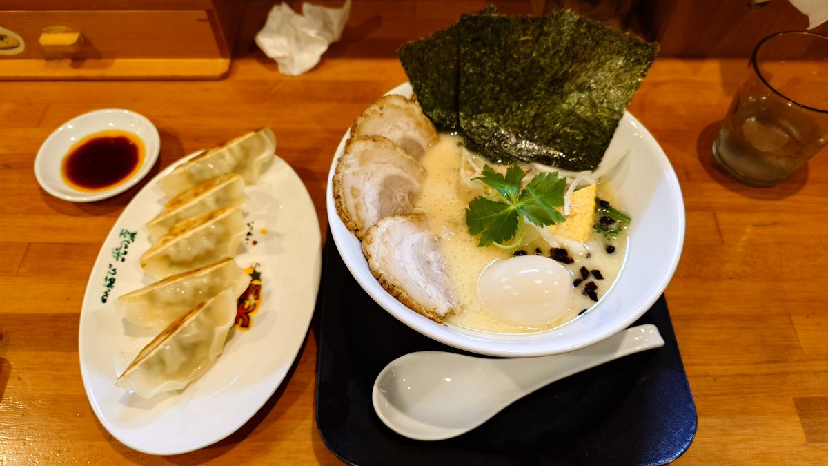 khaki_231's tweet photo. 千葉　市原　めんむすび光の葉
鶏白湯光の葉らーめん
チャーシュー3枚
餃子5個
餃子おいしかった。
チャーシューは3種類あって、バラチャーシューとレアチャーシューと鶏チャーシュー
普通のバラチャーシューが一番好みでした。
唇がペタペタになる感じ。
美味しく頂きました。 https://t.co/qqzWeQVLa6