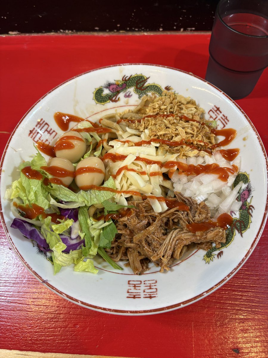 nakutamon's tweet photo. きょうは仕事で朝から遠足いったから本当につかれた〜〜〜〜〜〜ぜったい鷹の目限定たべるって決めてた
シラチャーソースが辛いからなのかタマネギがめちゃくちゃ良かった‼️味濃かったからお酢入れたらウマいが超ウマいになった‼️‼️‼️‼️‼️‼️‼️‼️‼️‼️‼️‼️‼️ https://t.co/aJbIF7WP72