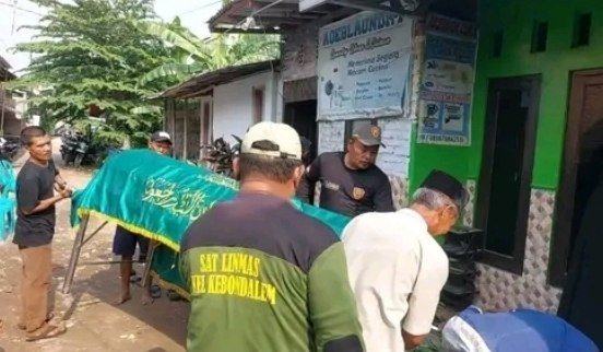 serabutannn's tweet photo. Innalillahibwainna ilaihi rojiun.
Murid SD di Pemalang MD setelah dipukul dan ditendang kakak kelasnya 🥀🥀🥀

- Korban: MHAQ (7), murid kelas 2 SD Negeri 01 Kebondalem, Pemalang
- 3 terduga pelakunya merupakan kakak kelasnya sendiri, murid kelas 5 dan 6
- Korban sempat mendapat perawatan di RSUD selama 9 hari, namun wafat pada 30/9/26
- Setelah mendapat perawatan di RSUD, korban memsng sempat diperbolehkan pulang, namun keadaannya semakin memburuk. Saat mau dibawa balik ke RS, korban wafat
- Sebelumnya, korban mengaku dipukul pada bagian perut dan ditendang menggunakan sepatu
- Keluhan korban: sakit perut, muntah", BAB berdarah, serta kesulitan makan dan buang air.

🥀🥀🥀