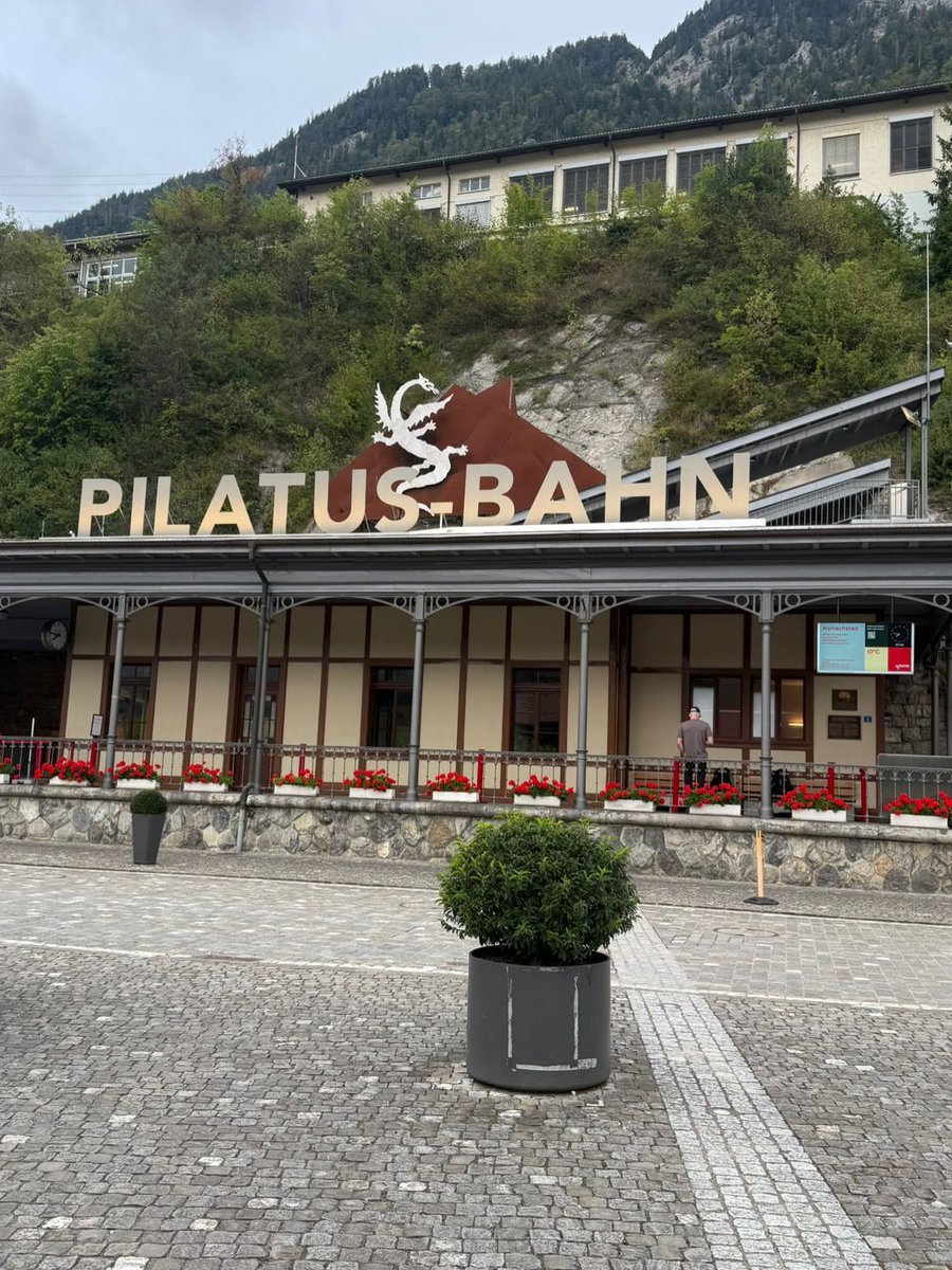 MariaEd31333381's tweet photo. Pilatus Kulm mit @karo3. 12 Jens und Nacho 🥰 #pilatus #schweiz #alpnachstad #wandern #wunderschön https://t.co/zLdabpUjrh