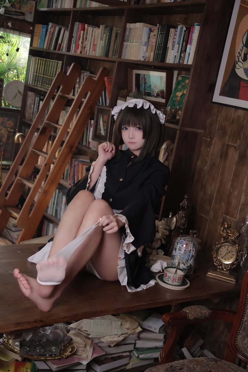 書斎でストッキングを脱ぐメイド服コスプレ(オリジナル)