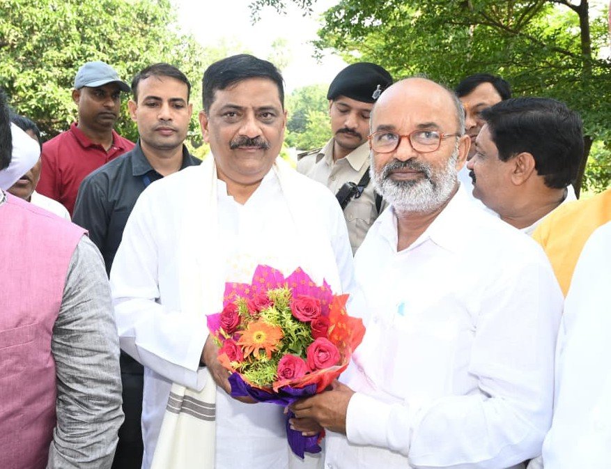 SanjayJhaBihar's tweet photo. पटना आवास पर आज जदयू के कई नेतागण का आगमन हुआ। सभी से अलग-अलग आत्मीय मुलाकात कर उनका कुशल-क्षेम जाना। साथ ही जनहित, पार्टी संगठन और समसामयिक महत्व के विषयों पर सार्थक चर्चा की।

मुलाकात करने वालों में माननीय विधान पार्षद ललन प्रसाद जी और डॉ भारती मेहता जी, माननीय विधायकगण पप्पू वर्मा जी (कुर्था), अजय कुमार जी (मीनापुर), अतिरेक कुमार जी (कुशेश्वर स्थान), पार्टी के राष्ट्रीय प्रवक्ता राजीव रंजन प्रसाद जी तथा बिहार राज्य नागरिक परिषद के उपाध्यक्ष डॉ अजय कुमार सिंह जी आदि शामिल थे।

इस दौरान बिहार विधान परिषद् चुनाव 2026 में दरभंगा शिक्षक निर्वाचन क्षेत्र से NDA समर्थित प्रत्याशी डॉ घनश्याम राय जी ने भी शिष्टाचार मुलाकात की। उन्हें विजय के लिए शुभकामनाएं दीं।

@NitishKumar @Jduonline
1/2