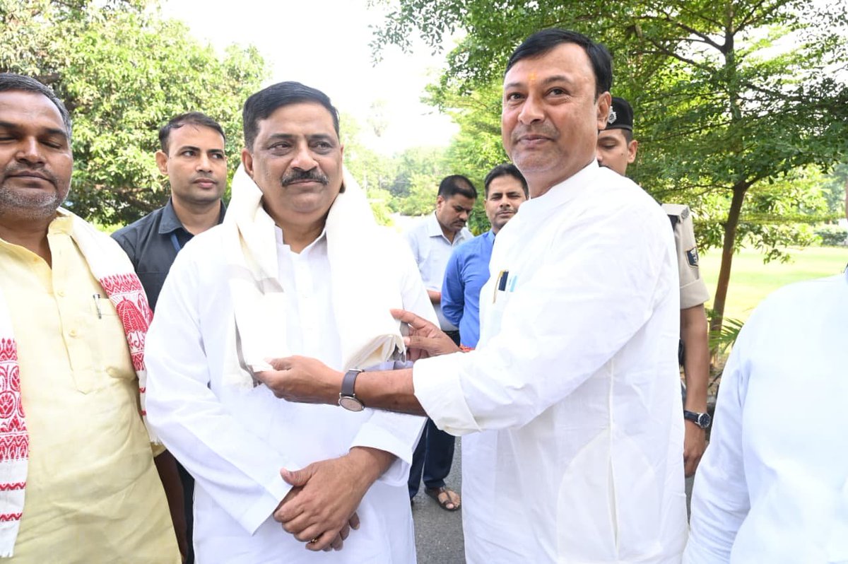 SanjayJhaBihar's tweet photo. पटना आवास पर आज जदयू के कई नेतागण का आगमन हुआ। सभी से अलग-अलग आत्मीय मुलाकात कर उनका कुशल-क्षेम जाना। साथ ही जनहित, पार्टी संगठन और समसामयिक महत्व के विषयों पर सार्थक चर्चा की।

मुलाकात करने वालों में माननीय विधान पार्षद ललन प्रसाद जी और डॉ भारती मेहता जी, माननीय विधायकगण पप्पू वर्मा जी (कुर्था), अजय कुमार जी (मीनापुर), अतिरेक कुमार जी (कुशेश्वर स्थान), पार्टी के राष्ट्रीय प्रवक्ता राजीव रंजन प्रसाद जी तथा बिहार राज्य नागरिक परिषद के उपाध्यक्ष डॉ अजय कुमार सिंह जी आदि शामिल थे।

इस दौरान बिहार विधान परिषद् चुनाव 2026 में दरभंगा शिक्षक निर्वाचन क्षेत्र से NDA समर्थित प्रत्याशी डॉ घनश्याम राय जी ने भी शिष्टाचार मुलाकात की। उन्हें विजय के लिए शुभकामनाएं दीं।

@NitishKumar @Jduonline
1/2