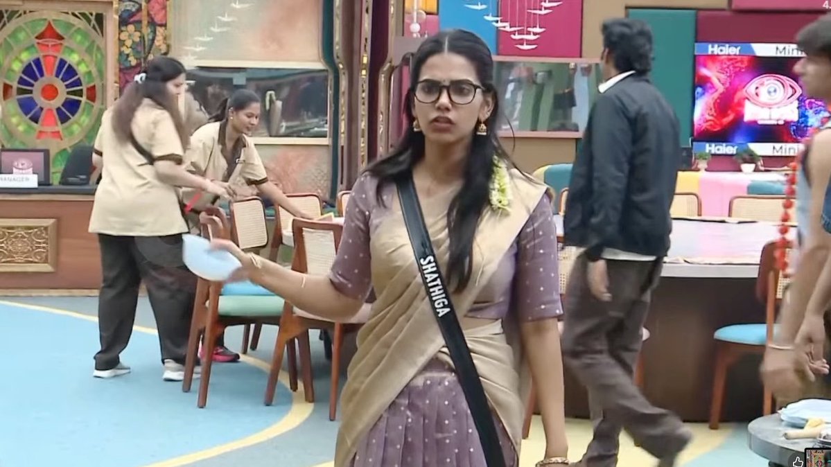 dollybiblio's tweet photo. Shathiga is cringe 

#biggbosstamil10 https://t.co/tb4avVSXm4