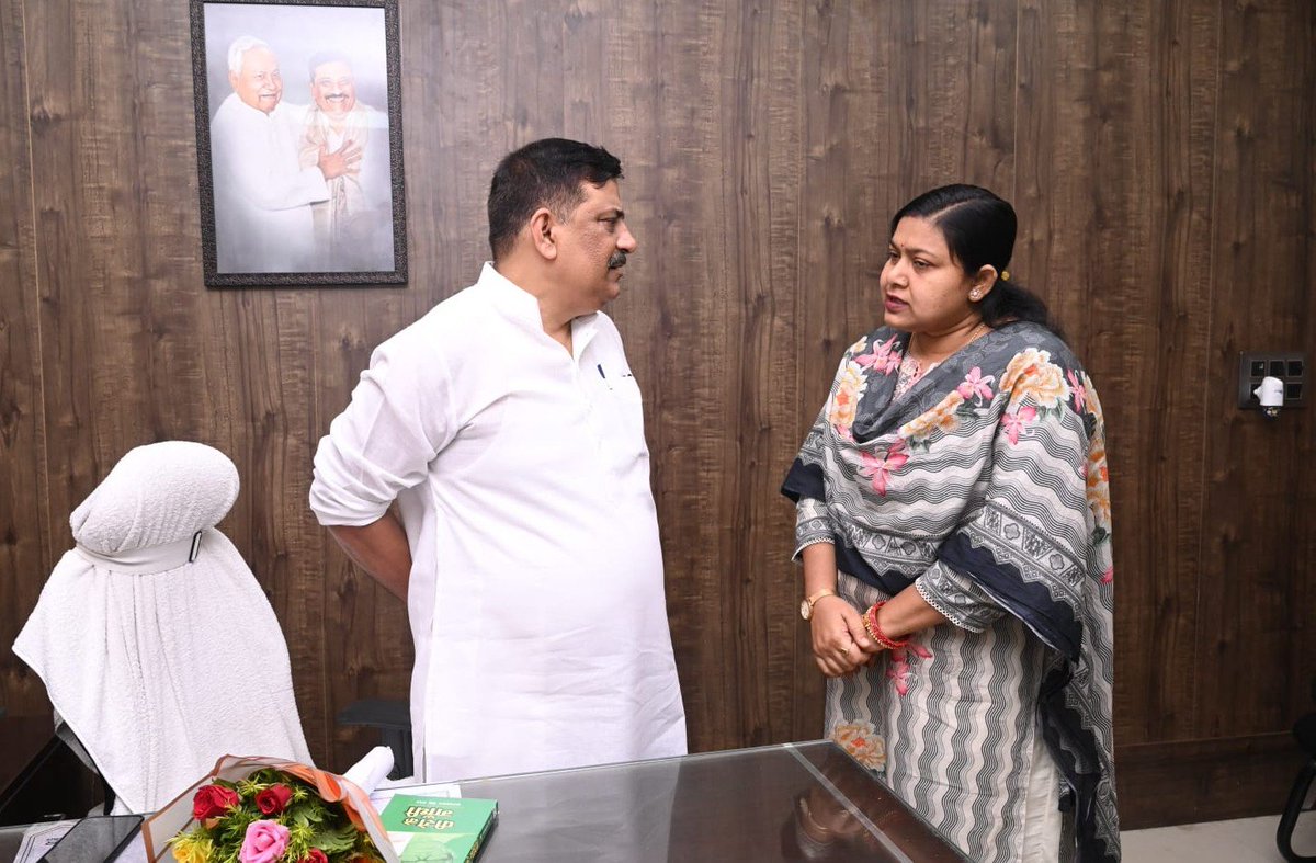 SanjayJhaBihar's tweet photo. पटना आवास पर आज जदयू के कई नेतागण का आगमन हुआ। सभी से अलग-अलग आत्मीय मुलाकात कर उनका कुशल-क्षेम जाना। साथ ही जनहित, पार्टी संगठन और समसामयिक महत्व के विषयों पर सार्थक चर्चा की।

मुलाकात करने वालों में माननीय विधान पार्षद ललन प्रसाद जी और डॉ भारती मेहता जी, माननीय विधायकगण पप्पू वर्मा जी (कुर्था), अजय कुमार जी (मीनापुर), अतिरेक कुमार जी (कुशेश्वर स्थान), पार्टी के राष्ट्रीय प्रवक्ता राजीव रंजन प्रसाद जी तथा बिहार राज्य नागरिक परिषद के उपाध्यक्ष डॉ अजय कुमार सिंह जी आदि शामिल थे।

इस दौरान बिहार विधान परिषद् चुनाव 2026 में दरभंगा शिक्षक निर्वाचन क्षेत्र से NDA समर्थित प्रत्याशी डॉ घनश्याम राय जी ने भी शिष्टाचार मुलाकात की। उन्हें विजय के लिए शुभकामनाएं दीं।

@NitishKumar @Jduonline
1/2