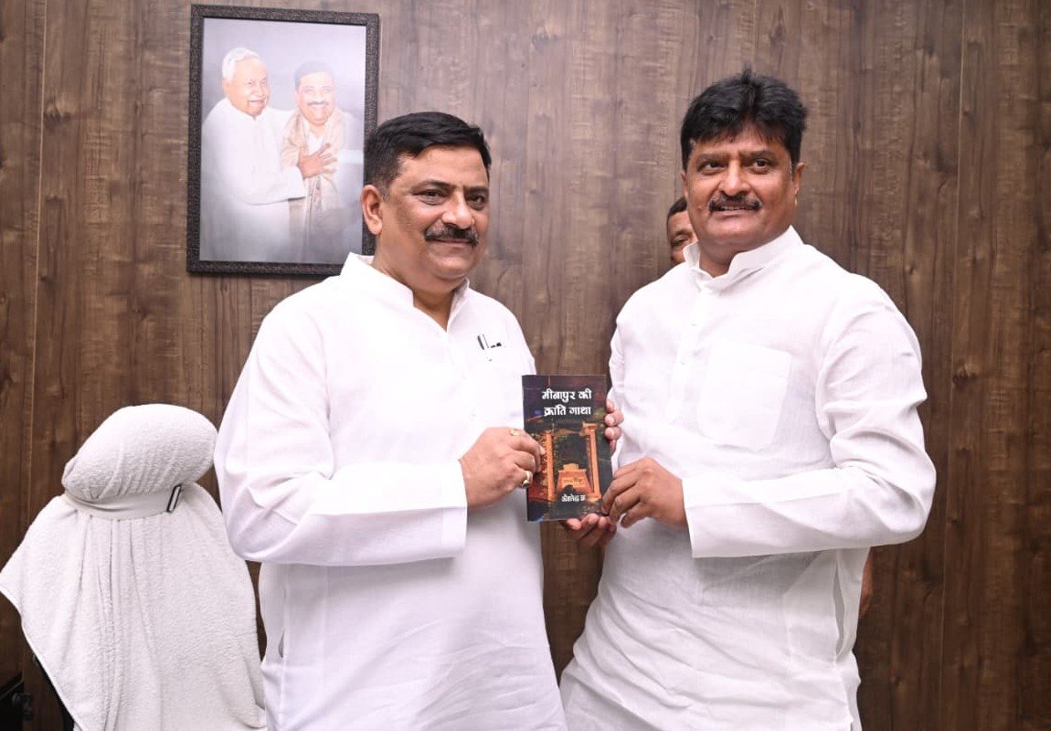 SanjayJhaBihar's tweet photo. पटना आवास पर आज जदयू के कई नेतागण का आगमन हुआ। सभी से अलग-अलग आत्मीय मुलाकात कर उनका कुशल-क्षेम जाना। साथ ही जनहित, पार्टी संगठन और समसामयिक महत्व के विषयों पर सार्थक चर्चा की।

मुलाकात करने वालों में माननीय विधान पार्षद ललन प्रसाद जी और डॉ भारती मेहता जी, माननीय विधायकगण पप्पू वर्मा जी (कुर्था), अजय कुमार जी (मीनापुर), अतिरेक कुमार जी (कुशेश्वर स्थान), पार्टी के राष्ट्रीय प्रवक्ता राजीव रंजन प्रसाद जी तथा बिहार राज्य नागरिक परिषद के उपाध्यक्ष डॉ अजय कुमार सिंह जी आदि शामिल थे।

इस दौरान बिहार विधान परिषद् चुनाव 2026 में दरभंगा शिक्षक निर्वाचन क्षेत्र से NDA समर्थित प्रत्याशी डॉ घनश्याम राय जी ने भी शिष्टाचार मुलाकात की। उन्हें विजय के लिए शुभकामनाएं दीं।

@NitishKumar @Jduonline
1/2