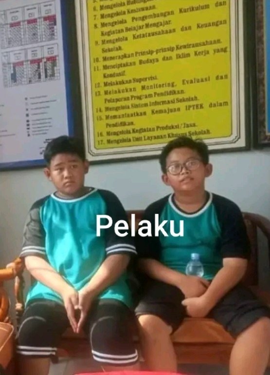 serabutannn's tweet photo. Innalillahibwainna ilaihi rojiun.
Murid SD di Pemalang MD setelah dipukul dan ditendang kakak kelasnya 🥀🥀🥀

- Korban: MHAQ (7), murid kelas 2 SD Negeri 01 Kebondalem, Pemalang
- 3 terduga pelakunya merupakan kakak kelasnya sendiri, murid kelas 5 dan 6
- Korban sempat mendapat perawatan di RSUD selama 9 hari, namun wafat pada 30/9/26
- Setelah mendapat perawatan di RSUD, korban memsng sempat diperbolehkan pulang, namun keadaannya semakin memburuk. Saat mau dibawa balik ke RS, korban wafat
- Sebelumnya, korban mengaku dipukul pada bagian perut dan ditendang menggunakan sepatu
- Keluhan korban: sakit perut, muntah", BAB berdarah, serta kesulitan makan dan buang air.

🥀🥀🥀