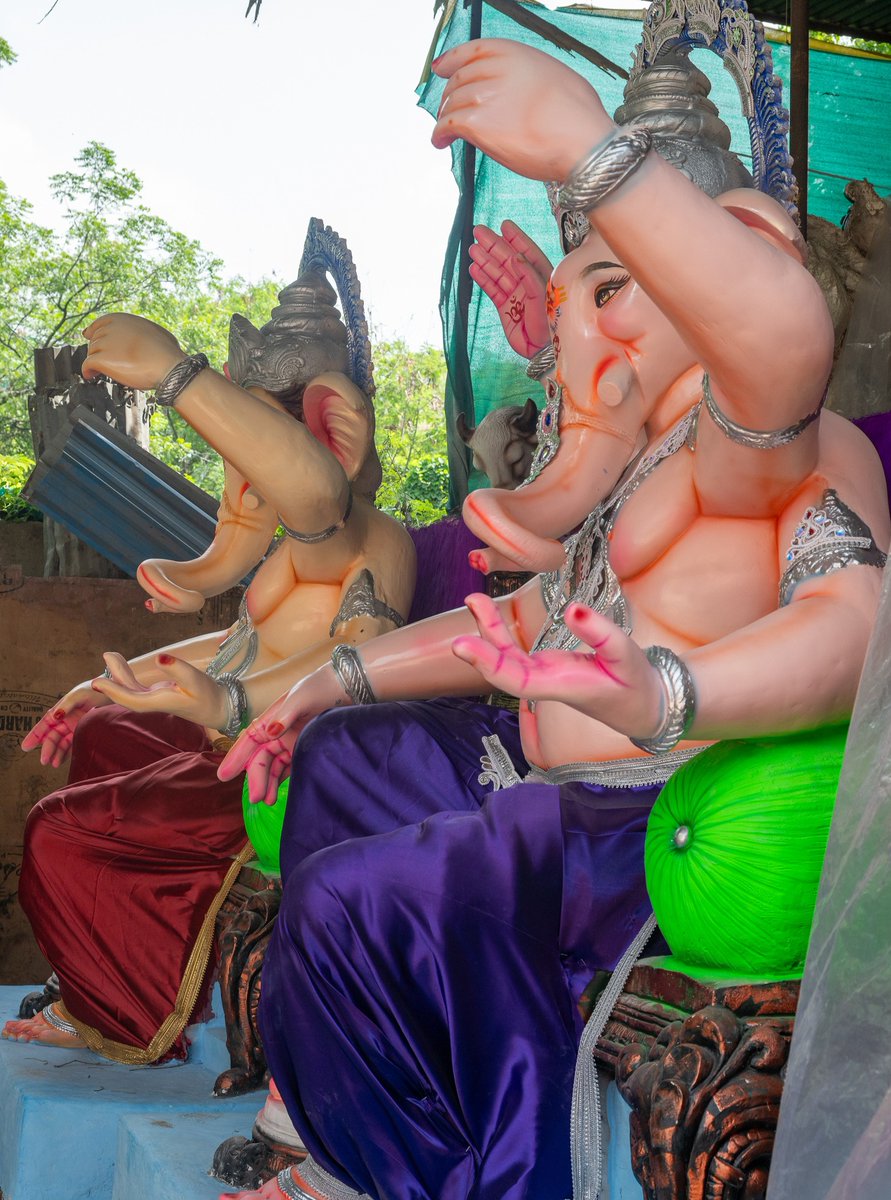 Ariemog's tweet photo. 🎨✨ From Clay to Divine ✨🎨 In Dhoolpet, Hyderabad, every Ganesh idol begins as a lump of clay—and becomes a symbol of devotion. Watch tradition come alive in the hands of master artisans. 🙏🪔

#GaneshChaturthi #DhoopetMagic #IdolMaking https://t.co/Wgy6ckQmFN