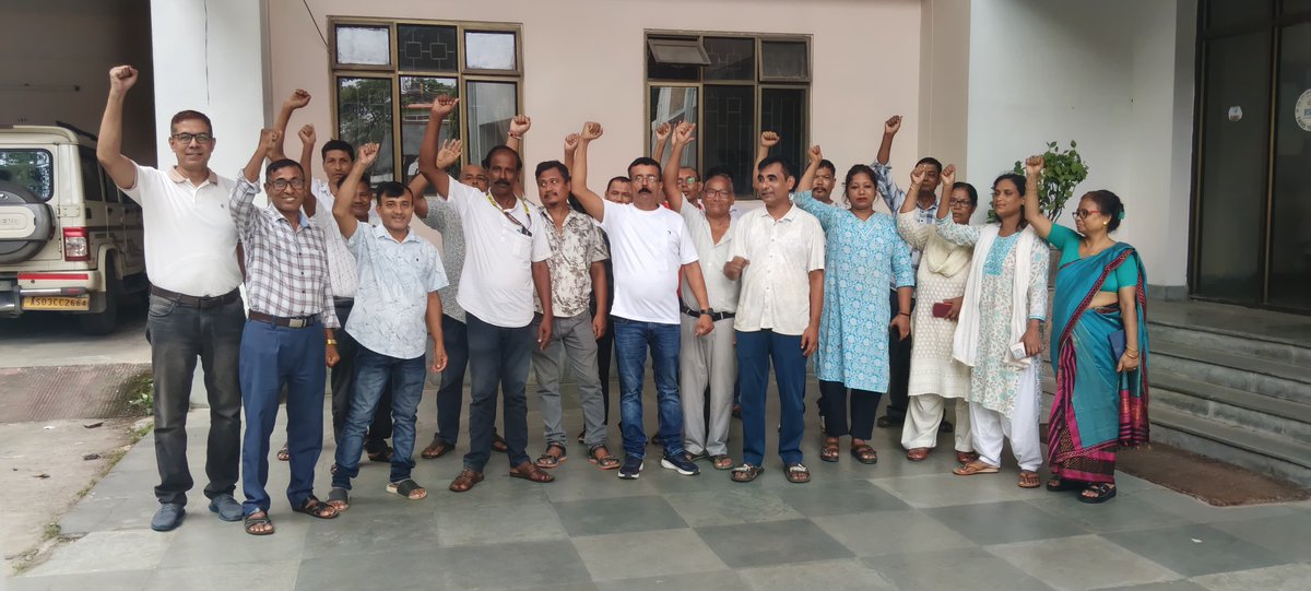 SneaAssam01's tweet photo. ✊ 3rd PRC is our legitimate right—not a favour!

BSNL employees are observing RELAY HUNGER FAST demanding implementation of 3rd PRC.

@BSNL_India @DoT_India @PMOIndia
@JM_Scindia @timesofindia @sneachq @cnnbrk
#3rdPRCForBSNL #BSNL #3rdPRC #HungerFast #BSNLEmployees https://t.co/HZzehdUZQt