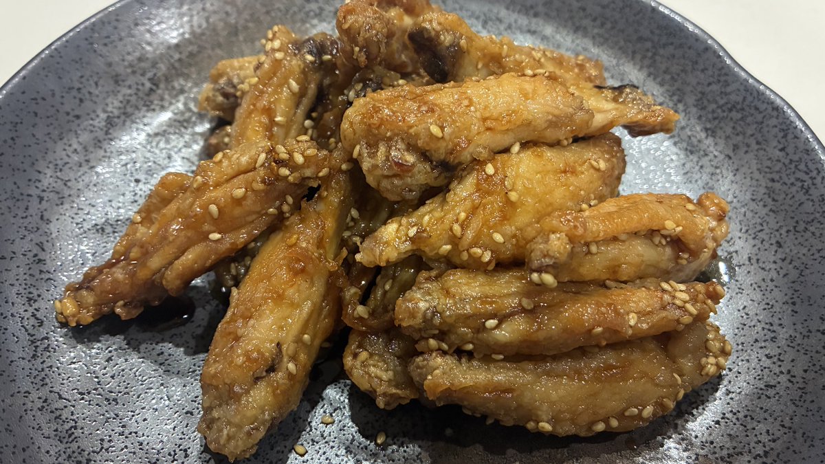 tukituki0809's tweet photo. 醤油、砂糖、味醂
を煮詰めたタレにからめて
みんな大好きタレ肉の完成🥺❤️
#ノンフライヤーcoaori  #今日の晩ごはん https://t.co/0oRwcDqztG