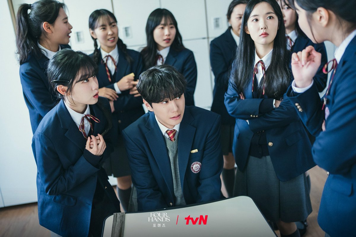 mythosfhr's tweet photo. 정요비오 최정요가 전학 온 지 얼마 되지 않아 같은 반 아이에게 고백을 받았다는 소식은 삽시간에 반 전체로 퍼져 나갔어 전학 온 첫날부터 눈에 띄게 그와 눈을 맞춰 오던 아이였는데 한 쪽으로 땋은 탐스러운 머리카락과 귀여운 눈매가 매력적인 소녀였지 두사람이 어떻게 됐는지 알려지지 않았지만 https://t.co/Q7AuIYRaGB